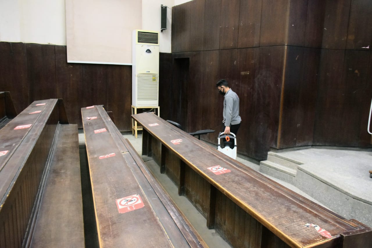 تعقيم القاعات وتطهيرها