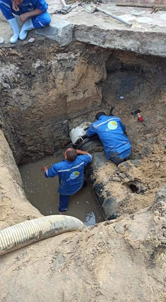 عمال الصيانة بشركة مياه الشرب والصرف الصحي بمحافظة الفيوم