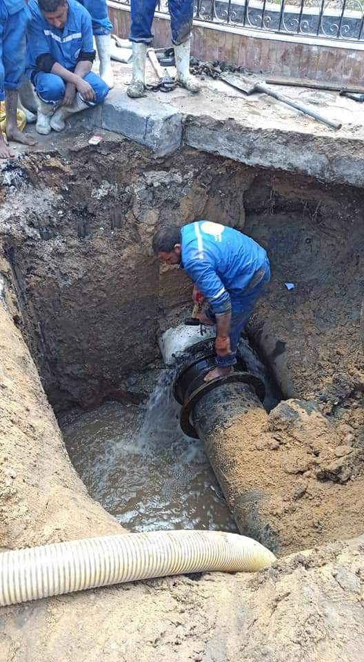 عمال الصيانة بشركة مياه الشرب والصرف الصحي بمحافظة الفيوم