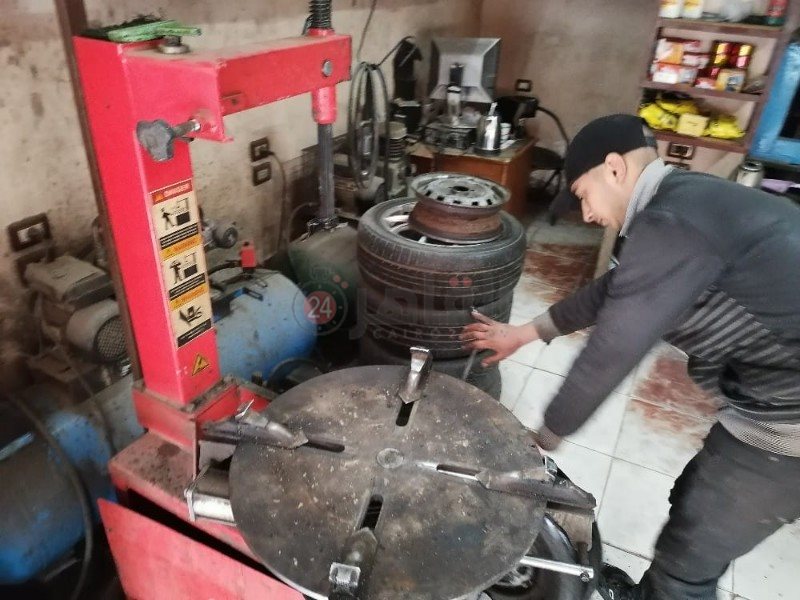 شاب يطلق مبادرة لإصلاح إطارات السيارات دليفري 2_copy_800x600