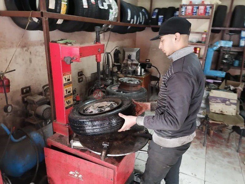 شاب يطلق مبادرة لإصلاح إطارات السيارات دليفري 3_copy_800x600