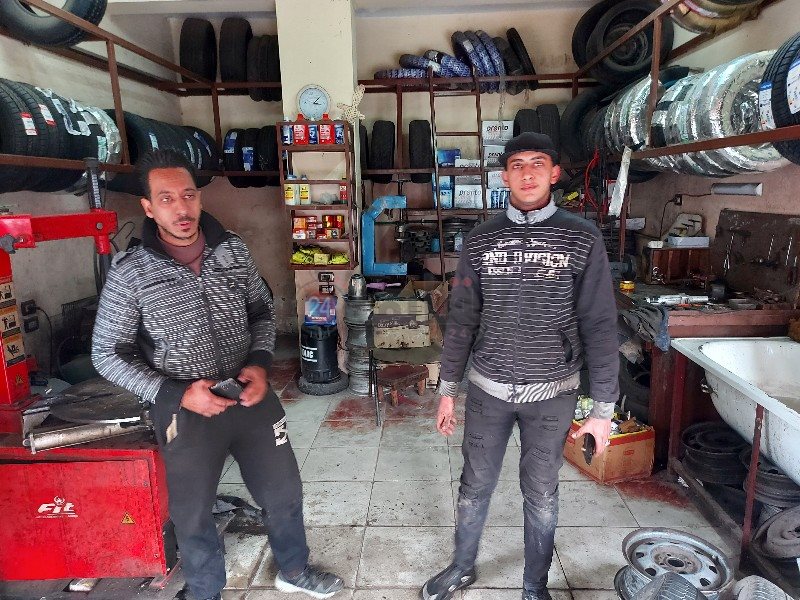 شاب يطلق مبادرة لإصلاح إطارات السيارات دليفري 1