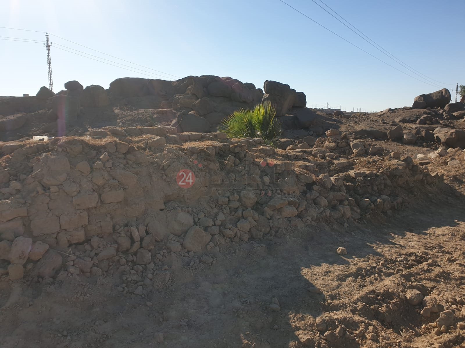 إزالة السور الأثري لمحفظة أسوان (7)