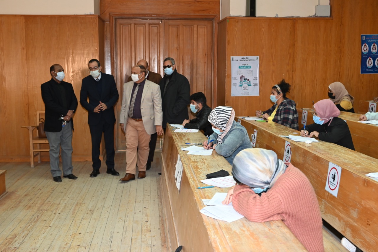 رئيس جامعة الفيوم يتفقد اللجان الامتحانية