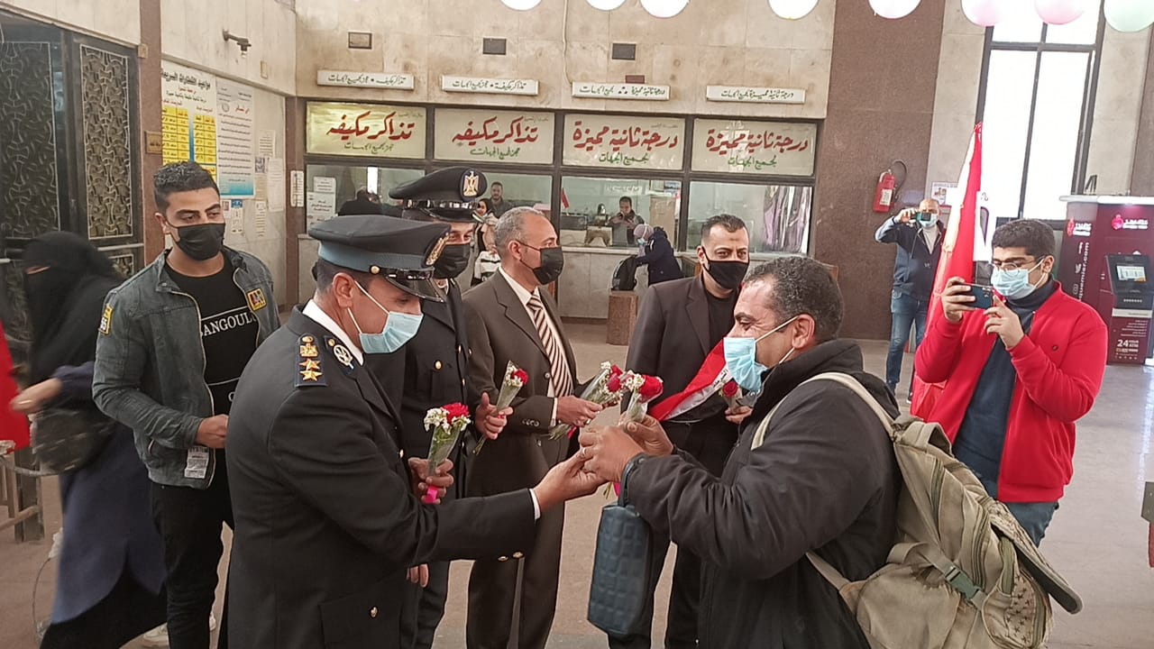 توزيع الحلوى على المسافرين بمحطة قطار المنصورة احتفالات بعيد الشرطة