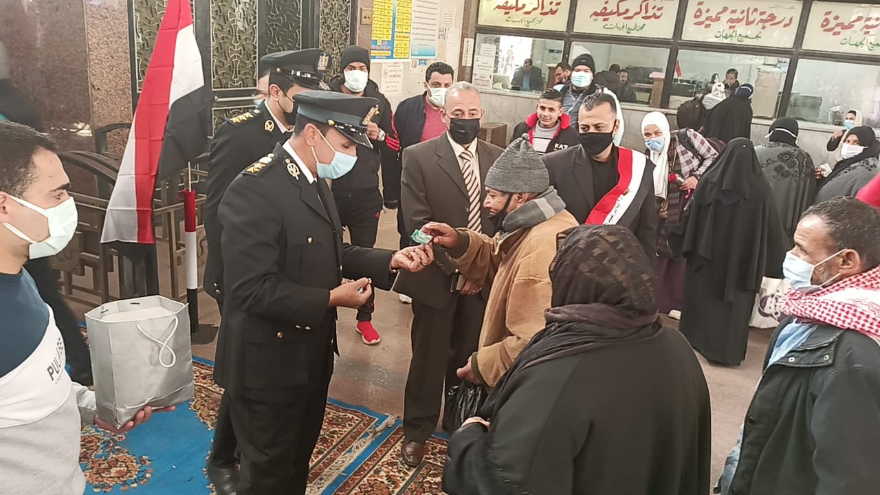 توزيع الحلوى على المسافرين بمحطة قطار المنصورة احتفالات بعيد الشرطة