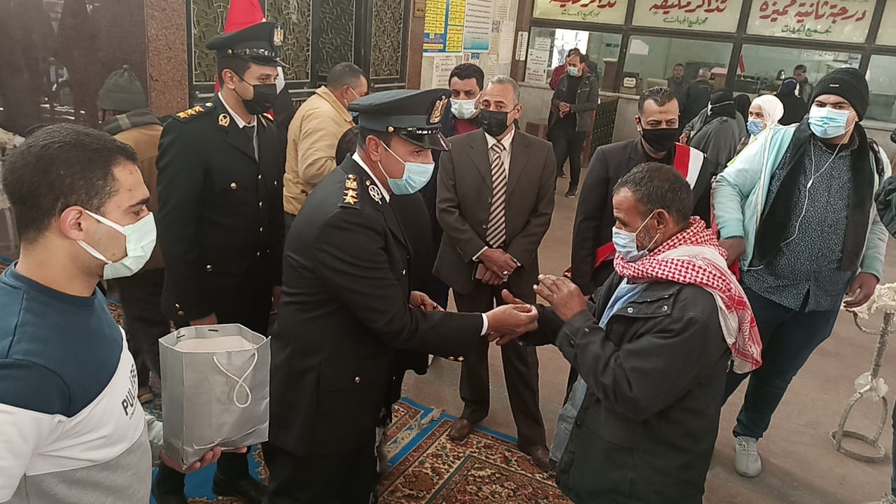 توزيع الحلوى على المسافرين بمحطة قطار المنصورة احتفالات بعيد الشرطة