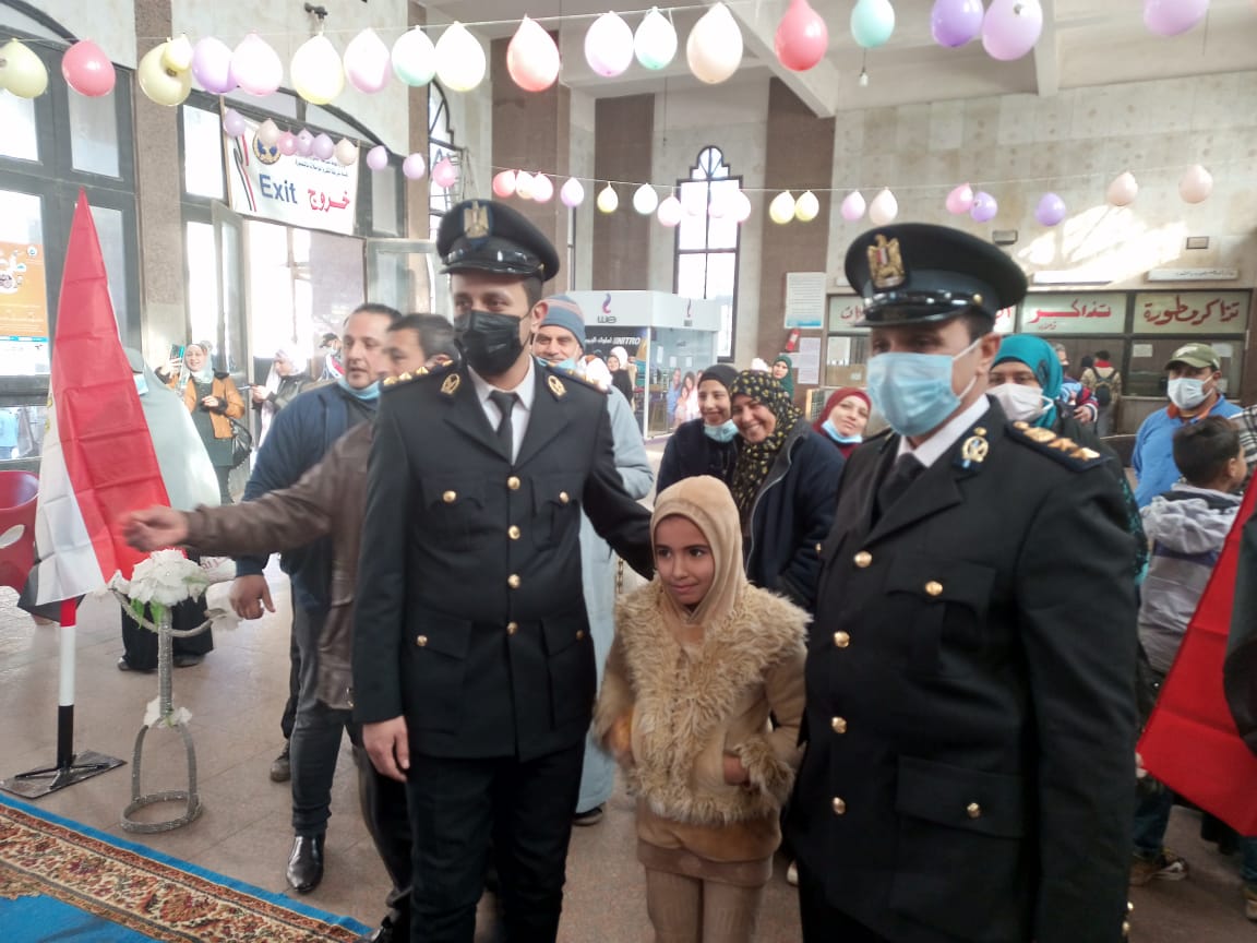 توزيع الحلوى على المسافرين بمحطة قطار المنصورة احتفالات بعيد الشرطة
