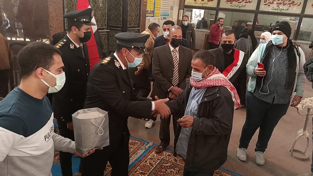 توزيع الحلوى على المسافرين بمحطة قطار المنصورة احتفالات بعيد الشرطة