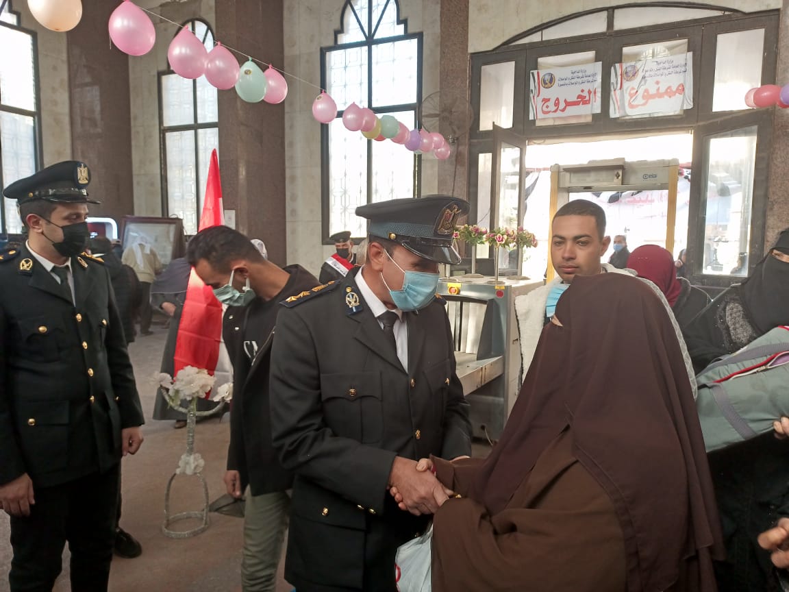 توزيع الحلوى على المسافرين بمحطة قطار المنصورة احتفالات بعيد الشرطة