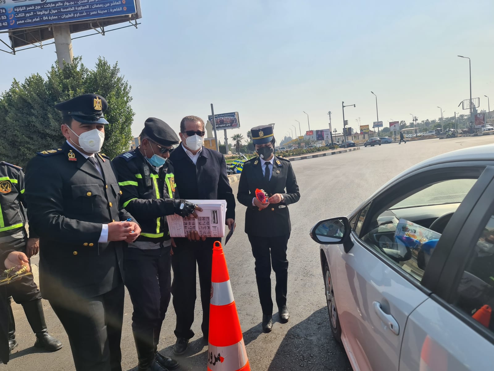 الشرطة توزع ورود وشيكولاتة على المواطنين بالشرقية 01