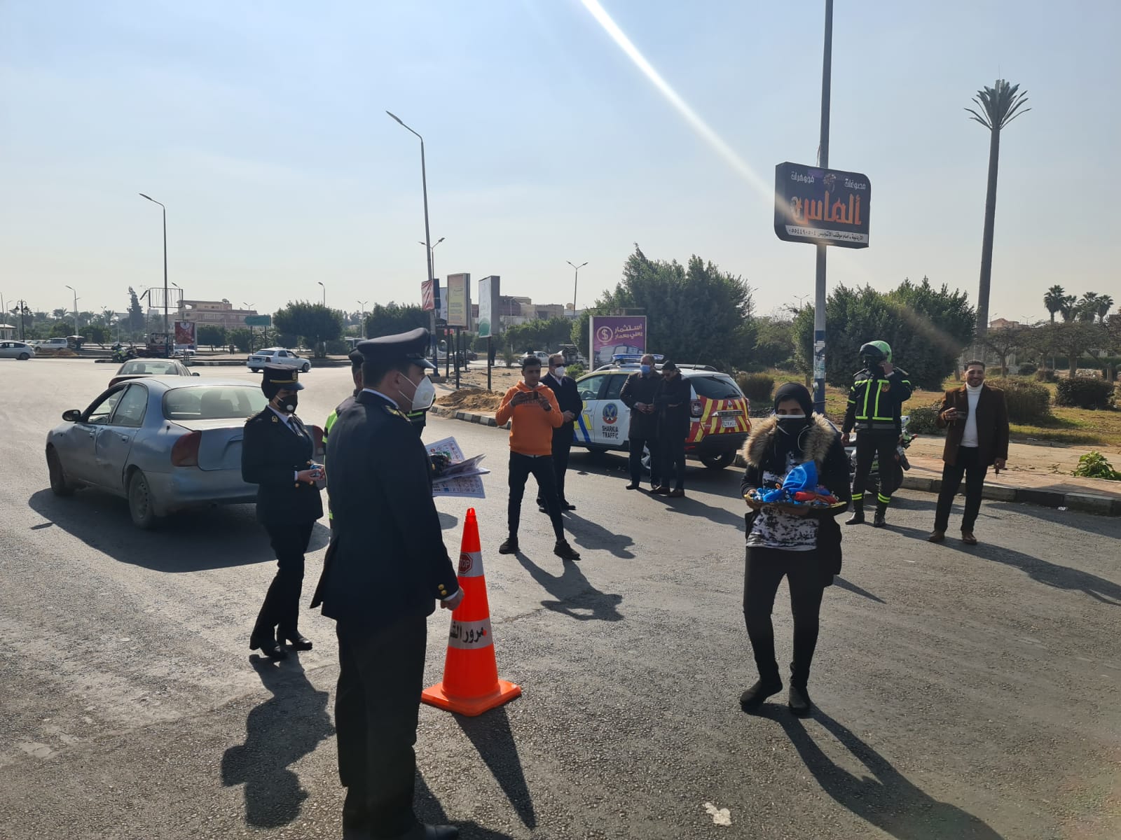 الشرطة توزع ورود وشيكولاتة على المواطنين بالشرقية 02