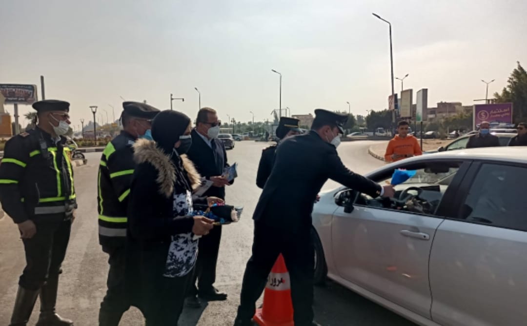 الشرطة توزع ورود وشيكولاتة على المواطنين بالشرقية 03