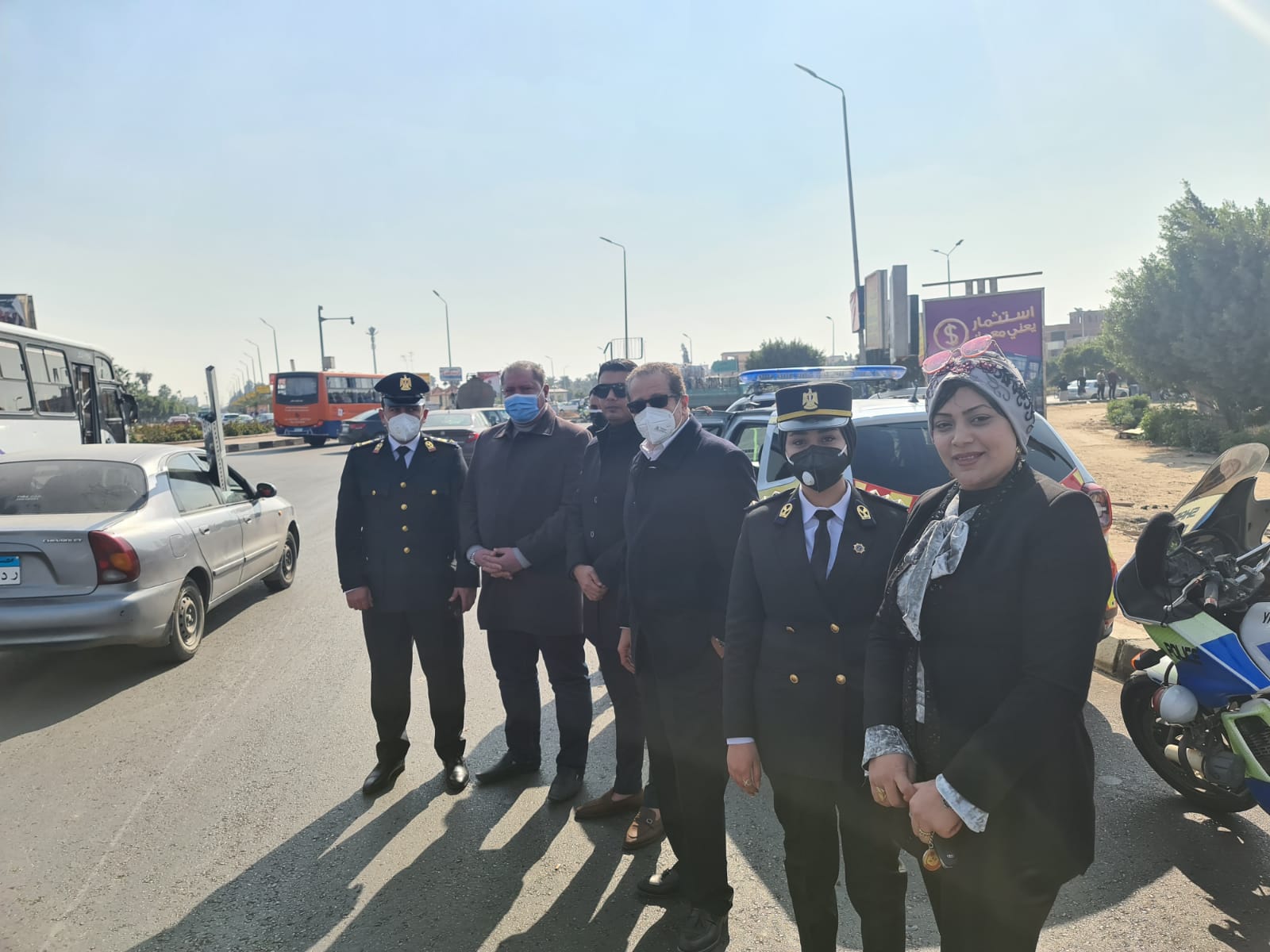 الشرطة توزع ورود وشيكولاتة على المواطنين بالشرقية 04