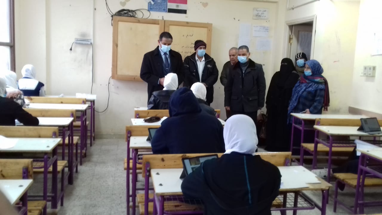 أشرف سلومة يتابع سير الامتحانات