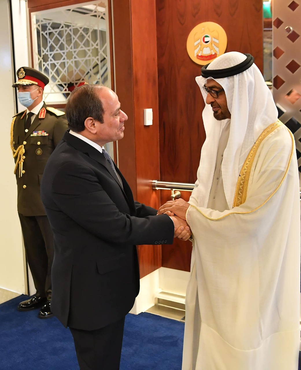 السيسي يسلم على ولي عهد أبو ظبي