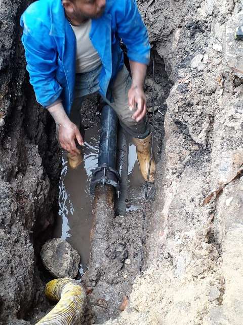 إصلاح انفجار خط مياه بالشرقية