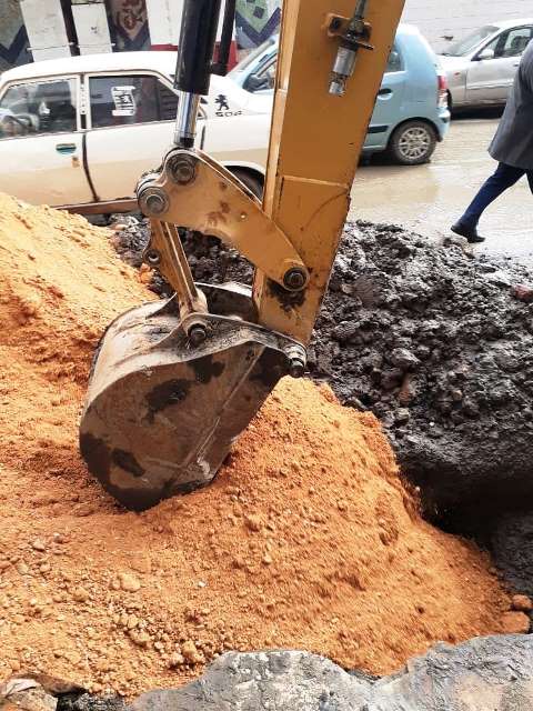 إصلاح انفجار خط مياه بالشرقية