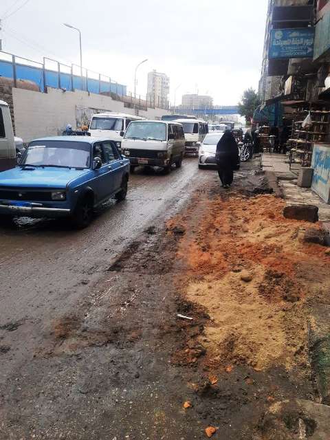 إصلاح انفجار خط مياه بالشرقية