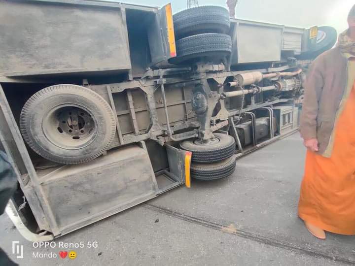 انقلاب اتوبيس ركاب على طريق أسيوط ساحل سليم 