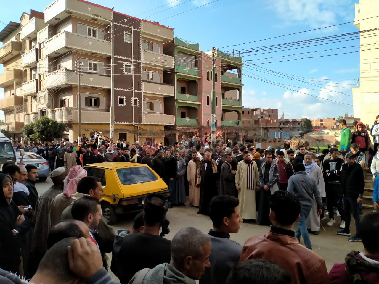 بالدموع أهالي «تلا» يشيعون جنازة أسرة توفيت اختناقًا من السخان بالمنوفية