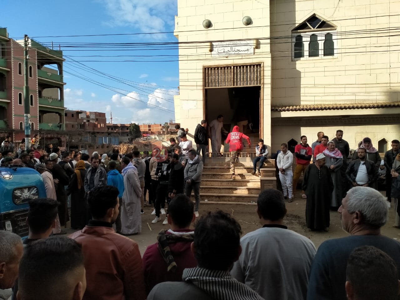 بالدموع أهالي «تلا» يشيعون جنازة أسرة توفيت اختناقًا من السخان بالمنوفية