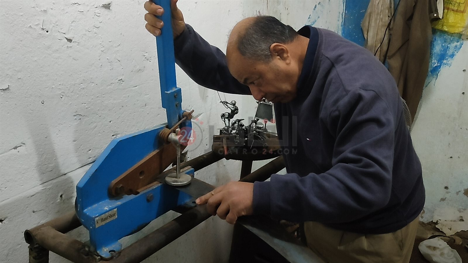 عم مجدى يحول الخردة لقطع فنية بالغردقة 