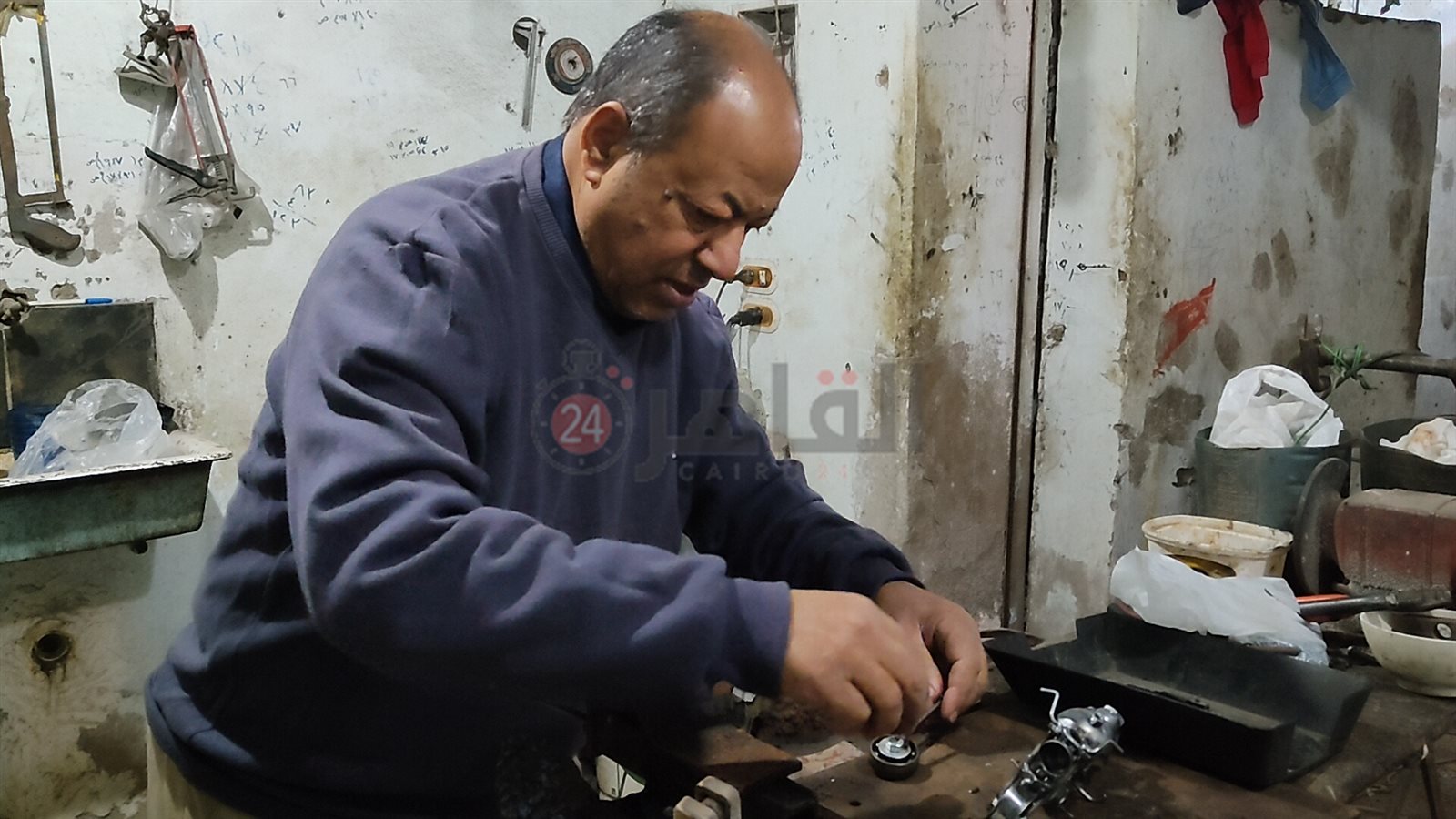 عم مجدى يحول الخردة لقطع فنية بالغردقة 