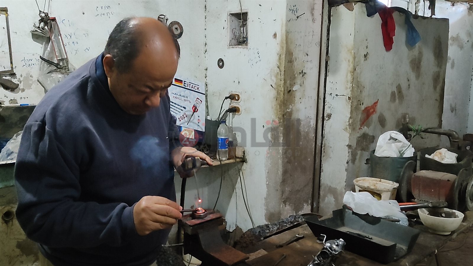 عم مجدى يحول الخردة لقطع فنية بالغردقة 