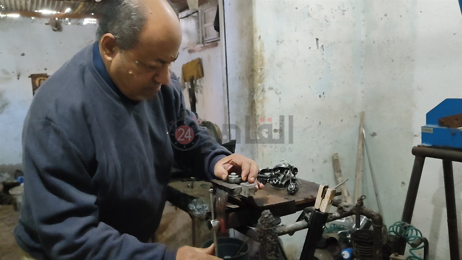 عم مجدى يحول الخردة لقطع فنية بالغردقة 