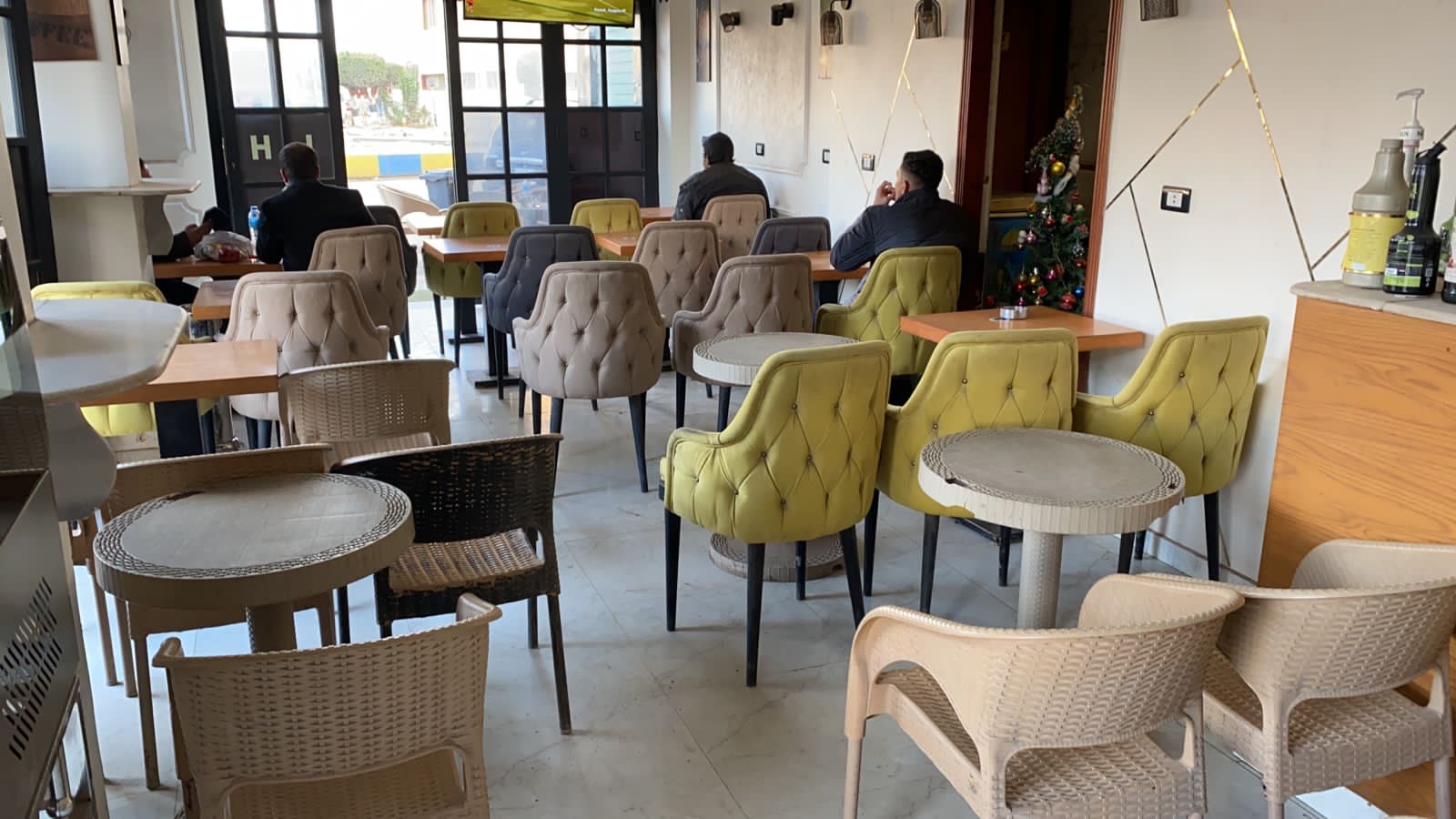 استعدادات المقاهي