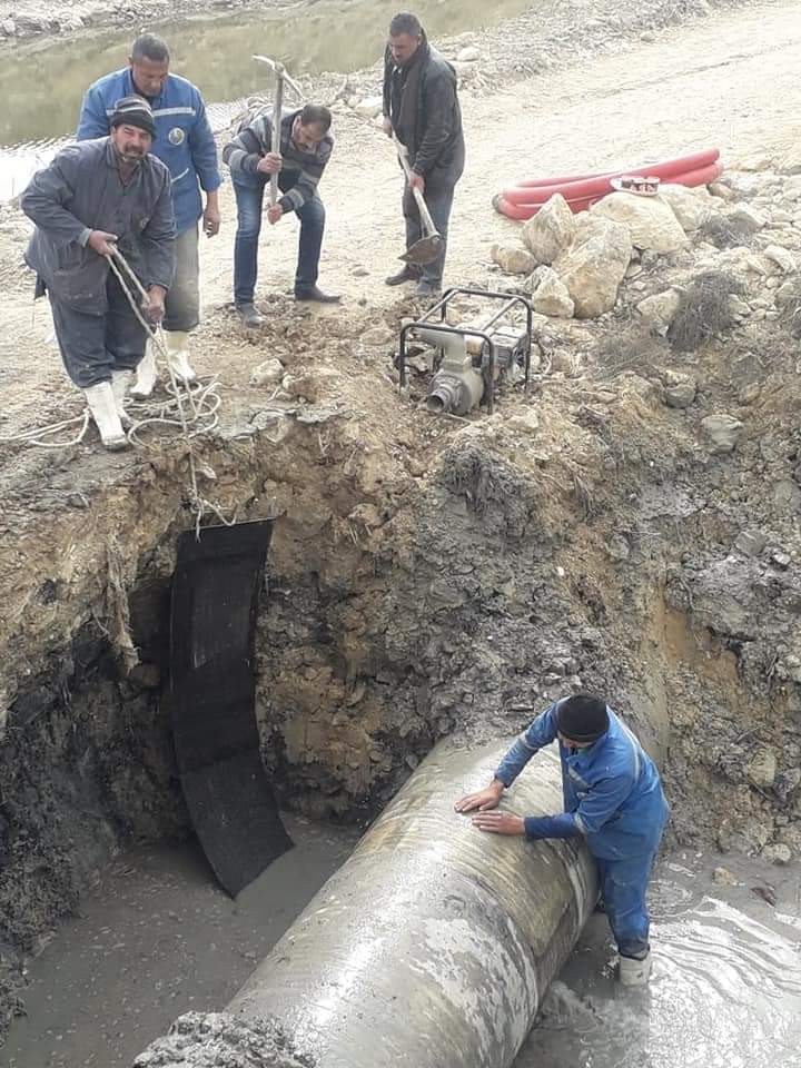 إصلاح خط 1000 بالفيوم.. وعمال الصيانة يتحدون برد الشتاء