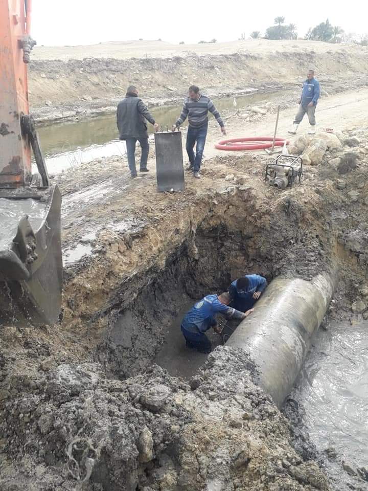 إصلاح خط 1000 بالفيوم.. وعمال الصيانة يتحدون برد الشتاء