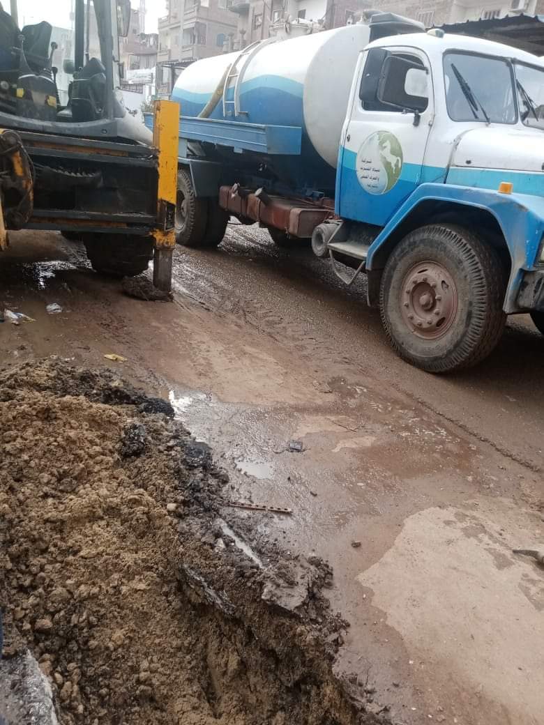 إصلاح انفجار خط مياه الشرب بالشرقية