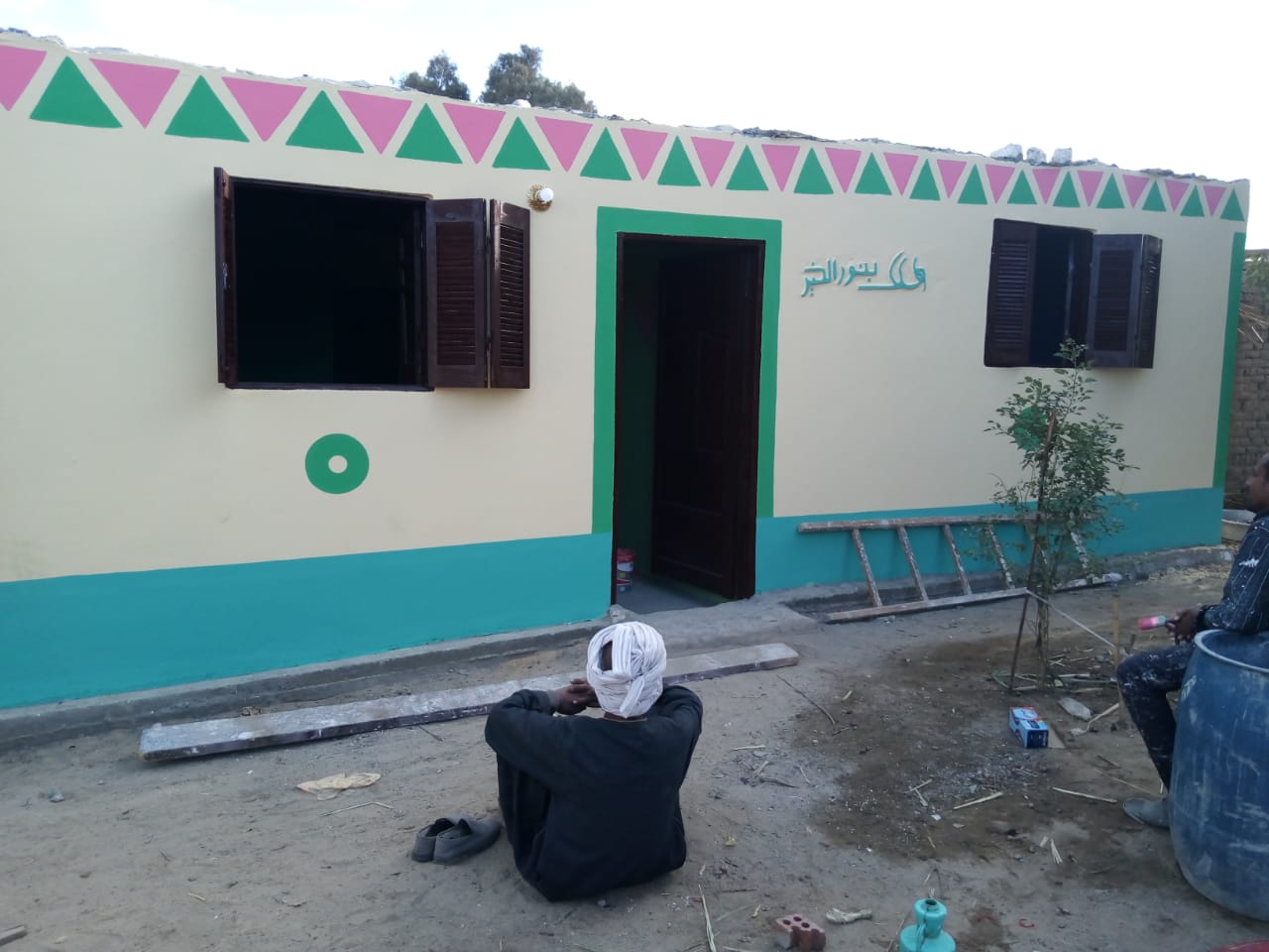 بناء المنازل وتوزيع الطعام 1