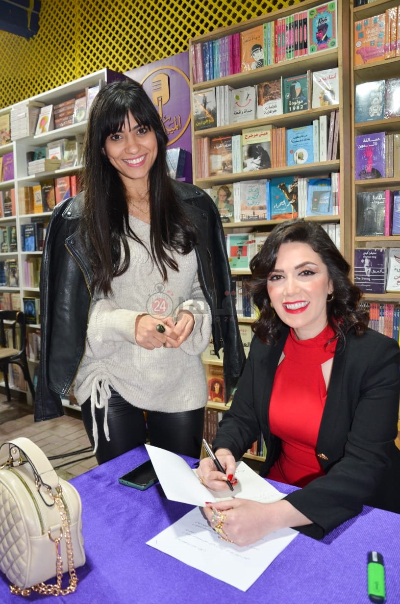 راسيا سعادة توقع للفنانة لمياء كرم