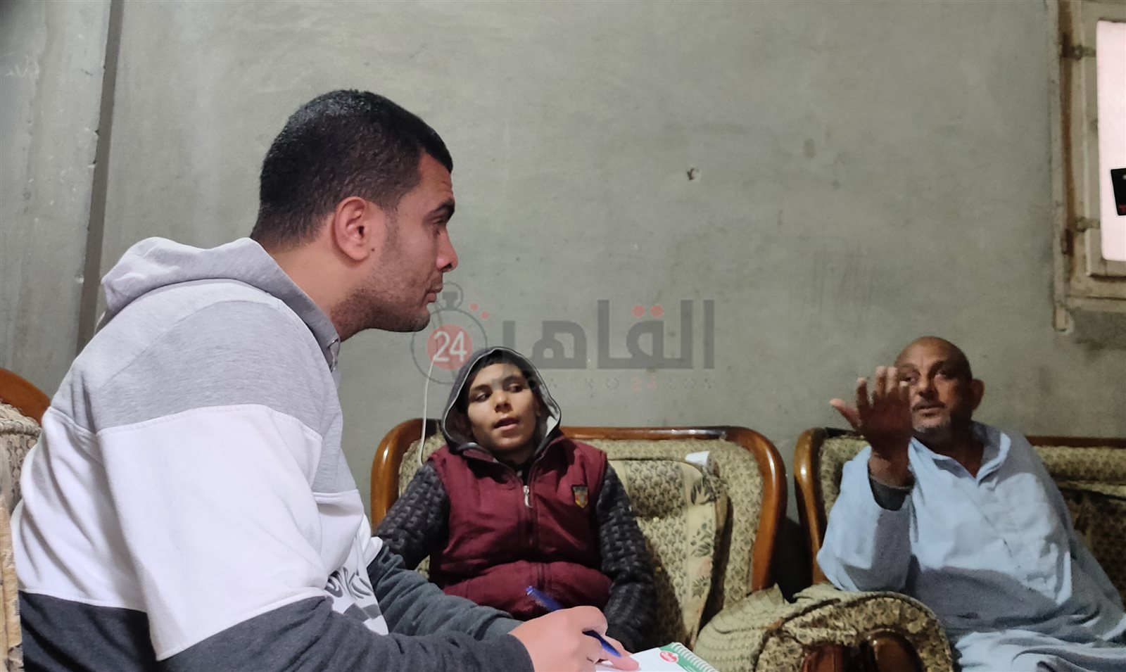 محمود ووالده اثناء الحديث لـ القاهرة 24