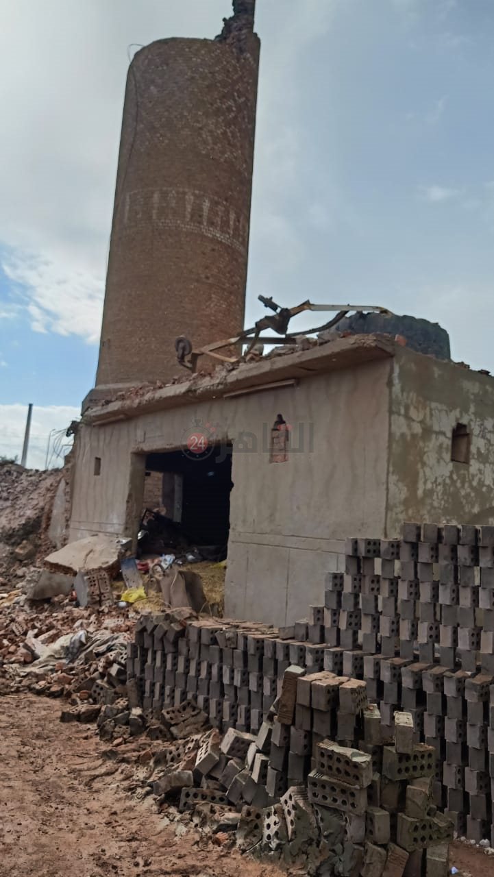 صور من موقع حادث انهيار مدخنة مصنع طوب بالدقهلية