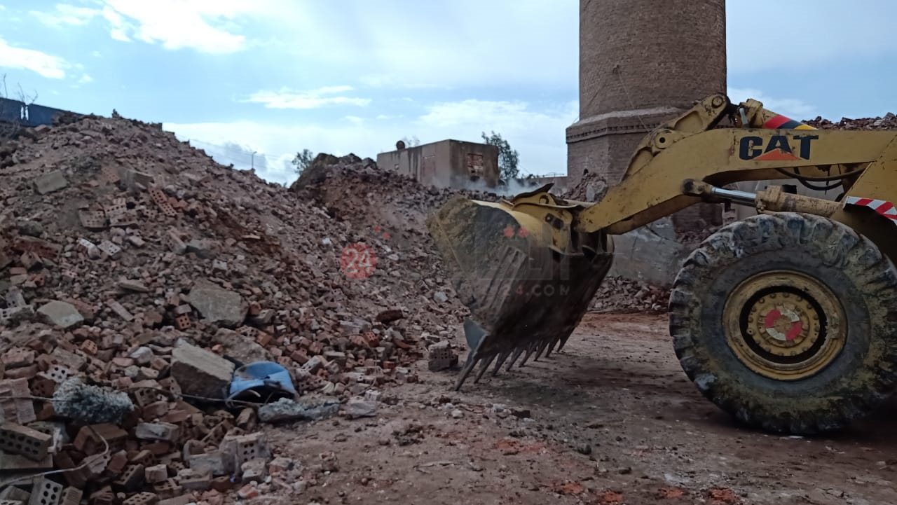  انهيار مدخنة مصنع طوب بالدقهلية