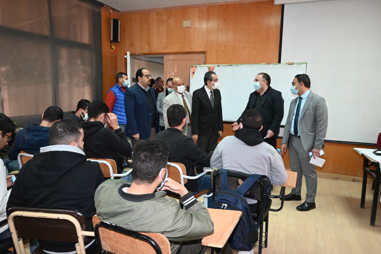 رئيس جامعة الفيوم يتفقد المستشفيات الجامعية