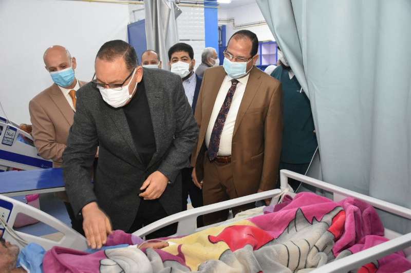 محافظ الشرقية ووكيل وزارة الصحة خلال الافتتاح 01