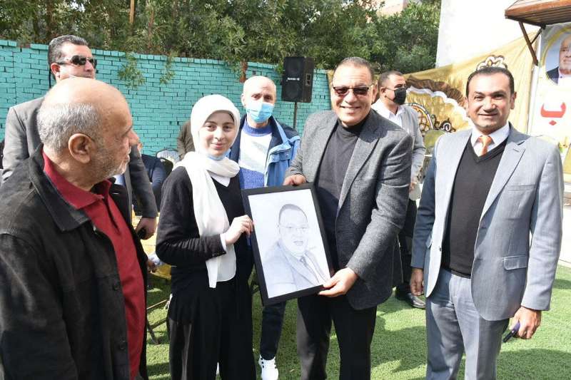 طفلة تهدي محافظ الشرقية بورتريه له