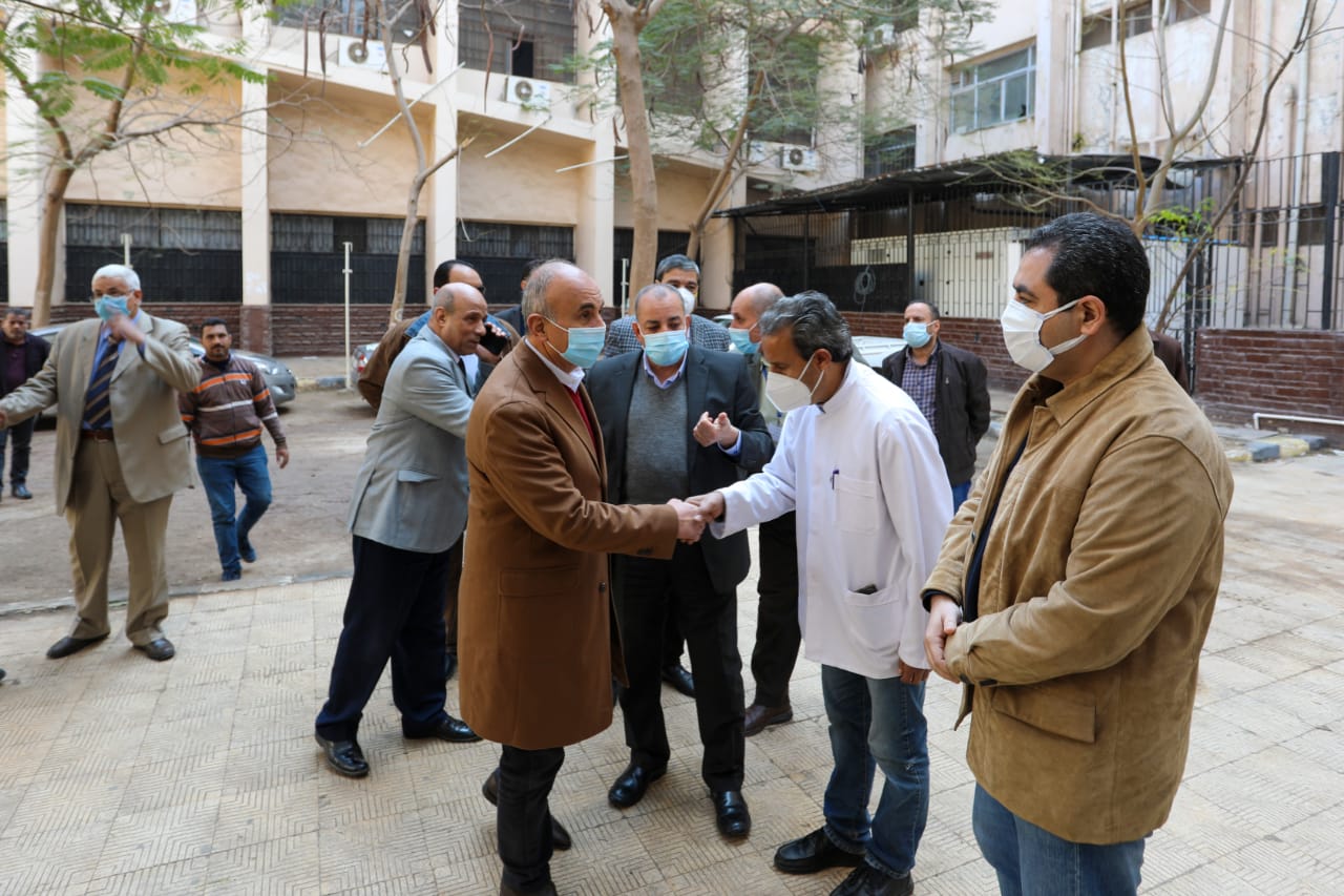 رئيس جامعة الزقازيق يطمئن على سير العمل بعيادات التأمين الصحى