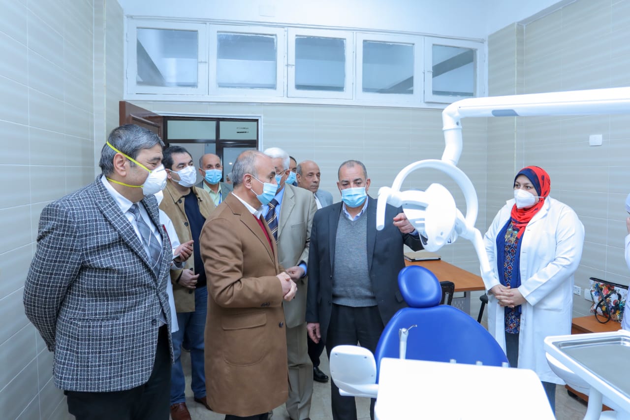 رئيس جامعة الزقازيق يفتتح عيادات الأسنان