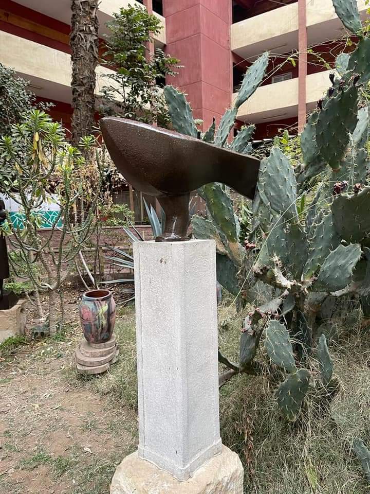 طلاب كلية التربية الفنية جامعة حلوان يشاركون فى إعادة إحياء التماثيل التى تجمل الكلية