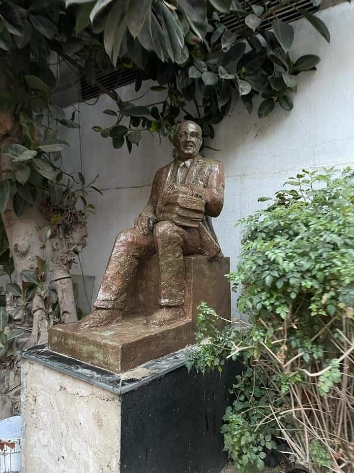 طلاب كلية التربية الفنية جامعة حلوان يشاركون فى إعادة إحياء التماثيل التى تجمل الكلية