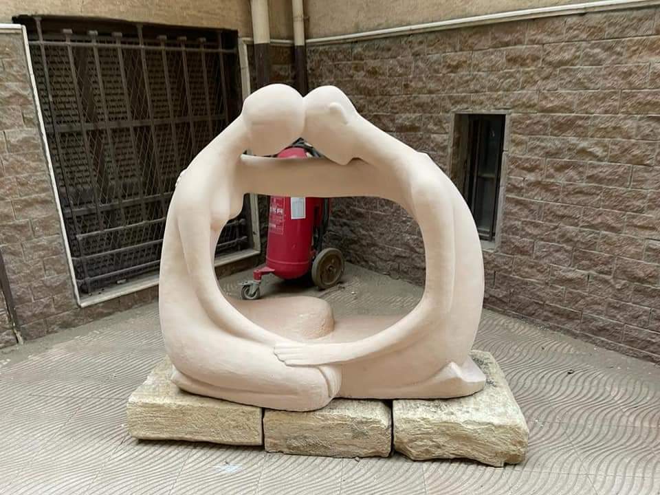 طلاب كلية التربية الفنية جامعة حلوان يشاركون فى إعادة إحياء التماثيل التى تجمل الكلية