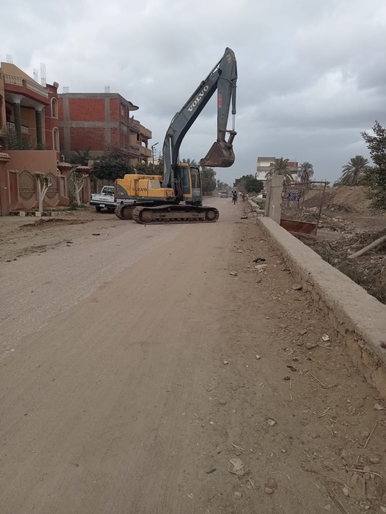 انهيار جزئي بالحافة اليمنى لمصرف الوادي