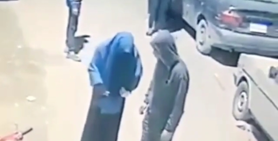 رجل يتسول بزي منتقبة مُسنة بالفيوم