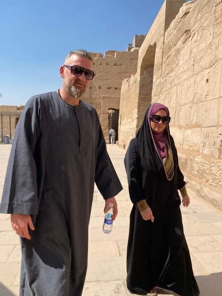 بلال وزيب في معبد الأقصر بملابس إسلامية وصعيدية 